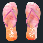 Tongs Mariée Rose et Orange Aquarelle<br><div class="desc">Cette paire de tongs de mariage présente un fond peint aquarelle rose et orange moderne. Le mot "mariée" apparaît en calligraphie blanche à gauche et à droite.</div>