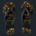 Tongs Mère de la chambre Luxe Black & Gold Foliage<br><div class="desc">Ces flip flops de feuillage noir et or de la belle Mère de l'époux se vantent d'une luxueuse palette de noir et or, avec un superbe motif floral doré et une typographie moderne dressée contre un arrière - plan noir, exsudant l'élégance et le raffinement. C'est un beau cadeau pour votre...</div>