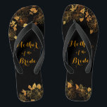 Tongs Mère de la mariée Black & Gold Foliage Motif<br><div class="desc">Ces flip flops de feuillage noir et or de la Mère de la Mariée se vantent d'une luxueuse palette de noir et or, avec un superbe motif floral doré et une typographie moderne dressée contre un arrière - plan noir, exsudant élégance et sophistication. C'est un beau cadeau pour votre fête...</div>