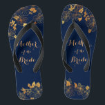 Tongs Mère de la mariée Gold Foliage Marine Bleu<br><div class="desc">Ces magnifiques tongs bleu marine du feuillage d'or de la Mère de la Mariée ont un arrière - plan bleu foncé qui est orné d'un motif de verdure fleurie dorée complexe et de typographie moderne personnalisable. La combinaison de la riche marine et de l'or chatoyant crée une esthétique élégante et...</div>