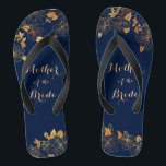 Tongs Mère de la mariée Gold Foliage Marine Bleu<br><div class="desc">Ces magnifiques tongs bleu marine du feuillage d'or de la Mère de la Mariée ont un arrière - plan bleu foncé qui est orné d'un motif de verdure fleurie dorée complexe et de typographie moderne personnalisable. La combinaison de la riche marine et de l'or chatoyant crée une esthétique élégante et...</div>