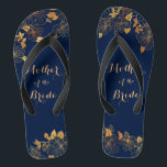 Tongs Mère de la mariée Gold Foliage Marine Bleu<br><div class="desc">Ces magnifiques tongs bleu marine du feuillage d'or de la Mère de la Mariée ont un arrière - plan bleu foncé qui est orné d'un motif de verdure fleurie dorée complexe et de typographie moderne personnalisable. La combinaison de la riche marine et de l'or chatoyant crée une esthétique élégante et...</div>