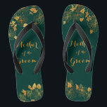 Tongs Mère du groom Emerald Green & Gold Foliage<br><div class="desc">Ces flip flops de feuillage vert émeraude et doré magnifique Mère du marié présentent un motif de feuillage doré et une typographie moderne sur un arrière - plan vert foncé intemporel. C'est un beau cadeau pour votre fête de mariée. Affichez la collection sur cette page pour rechercher les éléments correspondants....</div>