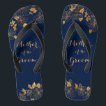 Tongs Mère du Groom Gold Foliage Marine Blue<br><div class="desc">La Mère de la Groom Gold Foliage Navy Les tongs bleus de la Marine ont un riche arrière - plan de marine qui est orné d'un motif de verdure fleurie en or complexe et typographie moderne personnalisable. La combinaison du bleu marine foncé et de l'or chatoyant crée une esthétique élégante...</div>