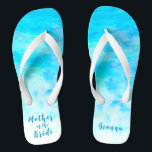 Tongs Minimaliste Aqua Blue Gradient Mère de la mariée<br><div class="desc">Ces tongs minimalistes Aqua Blue Gradient Mother of the Bride est un cadeau mémorable pour les membres de la fête de mariage : mariée, demoiselles d'honneur, mère de la mariée, femme d'honneur... Ils ajouteront une dose élégante de glamour à votre jour de mariage, de fête de bachelorette ou autre célébration....</div>