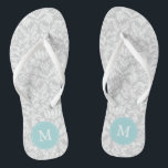 Tongs Modèle gris et bleu clair Damas Monogramme<br><div class="desc">Motif et monogramme géométrique et design tendance et amusant. Parfait pour les mariées,  les demoiselles d'honneur,  les fêtes de mariée,  les anniversaires,  les cadeaux d'été,  etc.</div>