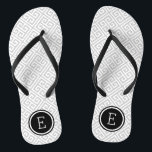 Tongs Monogramme de clé grecque grise et noire<br><div class="desc">Sandales à tongs imprimées personnalisées avec un motif à clé grecque moderne élégant et votre monogramme ou autre texte personnalisé dans un cadre circulaire. Cliquez sur Customiser pour modifier les polices de texte et les couleurs ou ajouter vos propres images pour créer un design unique et unique !</div>