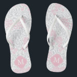 Tongs Monogramme de Damas floraux rose et gris<br><div class="desc">Magnifique et élégant motif de damas floral et monogramme de cadre de quatrefoil.</div>