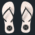 Tongs Monogramme de Trellis rose et noir<br><div class="desc">sandales à tongs imprimées sur mesure avec un motif moderne élégant et votre monogramme ou autre texte personnalisé dans un cadre circulaire. Cliquez sur Customiser pour modifier les polices de texte et les couleurs ou ajouter vos propres images pour créer un design unique et unique !</div>