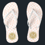 Tongs Monogramme de Trellis rose et or<br><div class="desc">sandales à tongs imprimées sur mesure avec un motif moderne élégant et votre monogramme ou autre texte personnalisé dans un cadre circulaire. Cliquez sur Customiser pour modifier les polices de texte et les couleurs ou ajouter vos propres images pour créer un design unique et unique !</div>