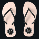 Tongs Monogramme des points minuscules rose et noir<br><div class="desc">sandales à tongs imprimées sur mesure avec un motif à pois mignon et votre monogramme ou autre texte personnalisé dans un cadre circulaire. Cliquez sur Customiser pour modifier les polices de texte et les couleurs ou ajouter vos propres images pour créer un design unique et unique !</div>