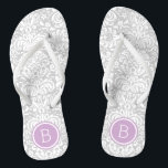 Tongs Monogramme gris et violet de Damas florales<br><div class="desc">sandales à tongs imprimées sur mesure avec un élégant motif à damas floral élégant et votre monogramme ou autre texte personnalisé dans un cadre circulaire. Cliquez sur Customiser pour modifier les polices de texte et les couleurs ou ajouter vos propres images pour créer un design unique et unique !</div>