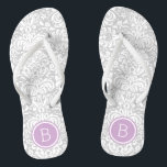 Tongs Monogramme gris et violet de Damas florales<br><div class="desc">sandales à tongs imprimées sur mesure avec un élégant motif à damas floral élégant et votre monogramme ou autre texte personnalisé dans un cadre circulaire. Cliquez sur Customiser pour modifier les polices de texte et les couleurs ou ajouter vos propres images pour créer un design unique et unique !</div>