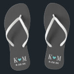 Tongs Monogramme Mariage moderne gris et turquoise<br><div class="desc">Des sandales à tongs personnalisées personnalisées avec un coeur mignon et vos initiales monogrammes et date mariage. Cliquez sur Customiser pour modifier les polices de texte et les couleurs ou ajouter vos propres images pour créer un design unique et unique !</div>