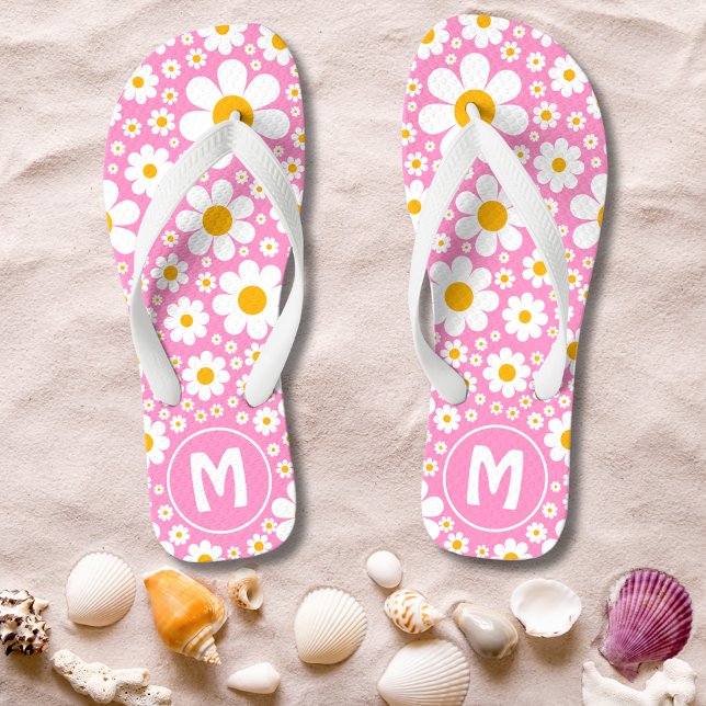 Tongs Monogramme rose les années 70 Floral (Retro 70s floral pink monogram flip flops with simple daisy pattern and groovy typography )
