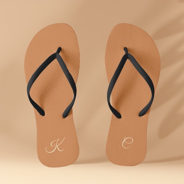Tongs Monogramme simple en terre cuite élégant et modern (Minimal Modern Elegant Terracotta Simple Monogram Flip Flops)