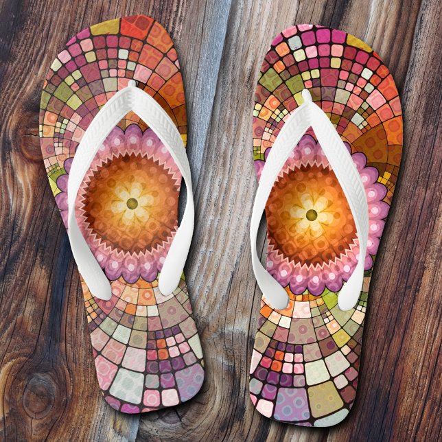 Tongs Mosaïque créative de Mandala colorée (Colorful artistic boho flip flops in a mandala mosaic style.)