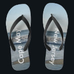 Tongs Ocean Waves Cape May New Jersey<br><div class="desc">Joli Ciel Bleu avec des nuages Blancs Fluffy Léger, Mer Bleue, Crashing Ocean Waves et sable de plage au Cap Mai, New Jersey amusant Unisex Flip Flops. Montré avec de larges sangles noires et un pied noir. Pour plus de couleurs de sangle, consultez les options pour les tongs dans Sangles...</div>