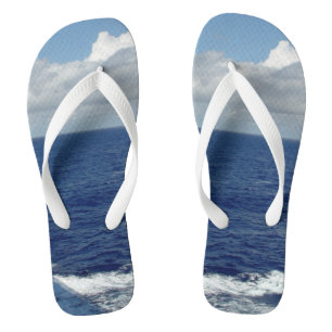 Tongs Ocean Waves Fluffy White Clouds Blue Sky