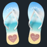 Tongs Palm Trees Plage tropicale Mariage Coeur Bridesmai<br><div class="desc">Plage de coeur en or rose personnalisée et tendance sandales flip flop pour les demoiselles d'honneur et d'autres membres de la fête de la mariée - Arrière - plan est une scène de plage tropicale avec des palmiers contre un ciel bleu joli et plein soleil avec eau turquoise aqua et...</div>