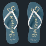 Tongs Parties scintillant d'or Bridesmaid, Coeurs bleu m<br><div class="desc">Mignonne femme de chambre et coeur de la gloire d'or sur arrière - plan bleu marine avec votre nom. Sélectionnez le bouton costume pour modifier le style,  la couleur et la taille des polices. N'importe quelle fille aimerait avoir ce design élégant et élégant.</div>