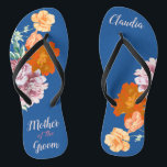 Tongs Peony Floral Mère du Mariage bleu de la chambre<br><div class="desc">Cette paire de tongs désirable présente un motif esthétique rétro de belles fleurs de pivoine sur l'arrière - plan bleu, et la typographie changeable "Mère du marié". Ces tongs personnalisées et élégantes sont un cadeau mémorable pour les membres du mariage : mariée, demoiselles d'honneur, mère de la mariée, femme d'honneur......</div>