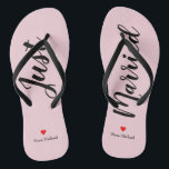 Tongs Personnalisez Just Married Flip Flops en rose pâle<br><div class="desc">Ces adorables tongs à épingles pâles comprennent "Just Married" en gros script noir et votre nom personnalisé en imprimé noir avec un coeur rouge</div>
