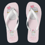Tongs Pink Cupcake Bridal Party Cadeau Mariage Flip Flop<br><div class="desc">Les tongs présentent une illustration originale d'un cupcake à la vanille surmonté de givre,  d'arroses et d'un coeur rose. Il vous suffit de personnaliser avec votre nom et les informations de date pour un cadeau unique de mariage ou de femme de ménage!</div>
