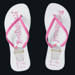 Tongs Pink Heart Cupcake Bridesmaid Mariage Flip Flops<br><div class="desc">Les tongs présentent une illustration originale d'un cupcake avec glaçage,  arroses et coeur rose,  avec BRIDESMAID dans une police rose amusante.</div>