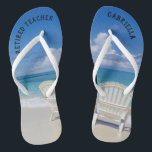 Tongs Plage De Professeur Retraitée Avec Chaises De Sabl<br><div class="desc">Le cadeau parfait pour enseigner à la retraite! Juste à temps pour porter des tongs à la plage tous les jours. Il y a une scène de plage calme avec l'océan et deux chaises dans le sable. Ils ont un "professeur retraité" sur eux. Sur le bouton droit, personnalisez avec votre...</div>