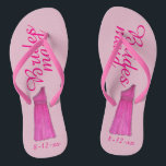 Tongs Robe Rosée Femme de chambre Mariage Flip Flops<br><div class="desc">Les tongs présentent une illustration originale d'une jolie femme de ménage/bonne d'honneur rose, avec BRIDESMAID dans une police amusante. Super petit cadeau pour votre fête de mariage ! Personnalisez simplement la date de votre événement. Coordonner les conceptions disponibles pour les autres membres du parti nuptial. Designer est disponible pour créer...</div>