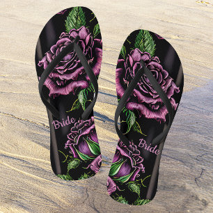 Tongs Roses violets près de la fenêtre - style gothique