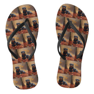 Tongs Rottweiler dans les feuilles d'automne qui tombent