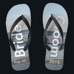 Tongs Sable de plage Mariage personnalisé<br><div class="desc">Joli Ciel Bleu avec des nuages Blancs clairs, Mer Bleue, Vagues d'Océan et Sable de Plage. Unisex Flip Flops with Bride and Groom Date du mariage écrit en blanc. PERSONNALISEZ votre texte sur les pieds gauche et droit (ou supprimez le texte pour afficher uniquement l'image). La date du mariage est...</div>