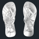 Tongs Satin blanc & Argent Design Ornat | Mariée<br><div class="desc">Chaussures Flop de la fête nuptiale prêtes pour vous à personnaliser. Si besoin est... vous pouvez commencer à nouveau avec vos propres choix de texte, de couleur de texte et de police à l'aide de la zone d'outils de design Zazzle. Remarque : Toutes les zones de modèle n'ont pas besoin...</div>