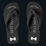 Tongs Simple Fun Best Man Name & Bow Cravate Mariage<br><div class="desc">Ces tongs amusants sont une excellente façon de remercier le meilleur homme de votre mariage, et une façon merveilleuse de donner une pause à ses pieds après une longue journée! Ils présentent un blanc simple sur le design noir avec son nom en haut, les mots "Best Man" épelés en lettres...</div>