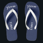 Tongs Simple Groom Navy Blue Wedding Party Flip Flops<br><div class="desc">Simple Groom navy bleu mariage flip flops avec de larges sangles et texte personnalisable - vous pouvez ajouter le nom de Groom</div>