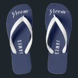 Tongs Simple Groom Navy Blue Wedding Party Flip Flops<br><div class="desc">Simple Groom navy bleu mariage flip flops avec de larges sangles et texte personnalisable - vous pouvez ajouter le nom de Groom</div>