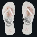 Tongs Sirène avec cheveux roses et monogramme<br><div class="desc">Appelle toutes les sirènes ! Ce design féminin présente une belle sirène avec de longs cheveux roses ondulés flottant sur un motif abstrait gris neutre assorti. Personnalisez avec votre monogramme pour une superbe paire de tongs personnalisées. Ils font de grands cadeaux de demoiselles d'honneur pour les mariages de plage ou...</div>