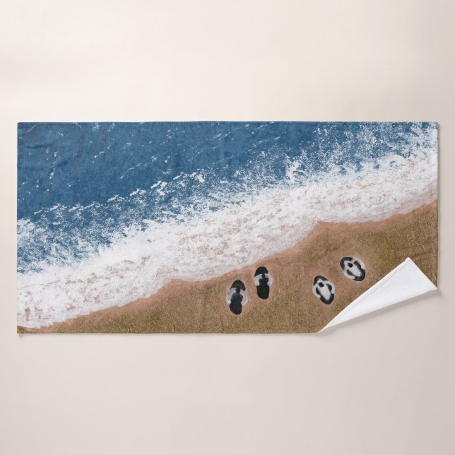 Tongs sur le sable de la plage (Serviette de bain)