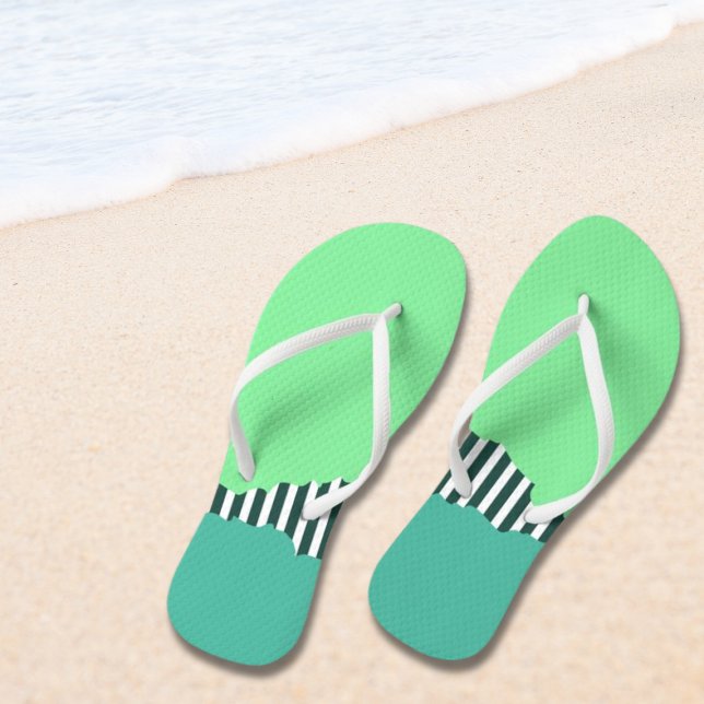 Tongs Tailles Torn Modernes Couches Vertes (Modern Torn Stripes Green Layered Flip Flops)