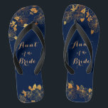 Tongs Tante de la mariée Gold Foliage Marine Bleu<br><div class="desc">Ces magnifiques tongs bleu marine de feuillage de la Tante de la Mariée ont un arrière - plan bleu foncé qui est orné d'un motif de verdure fleurie dorée complexe et de typographie moderne personnalisable. La combinaison de la riche marine et de l'or chatoyant crée une esthétique élégante et luxueuse....</div>