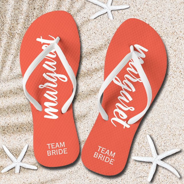 Tongs Team Bride Peach et White Personnalisé (Team Bride Peach and White Personalized Flip Flops)
