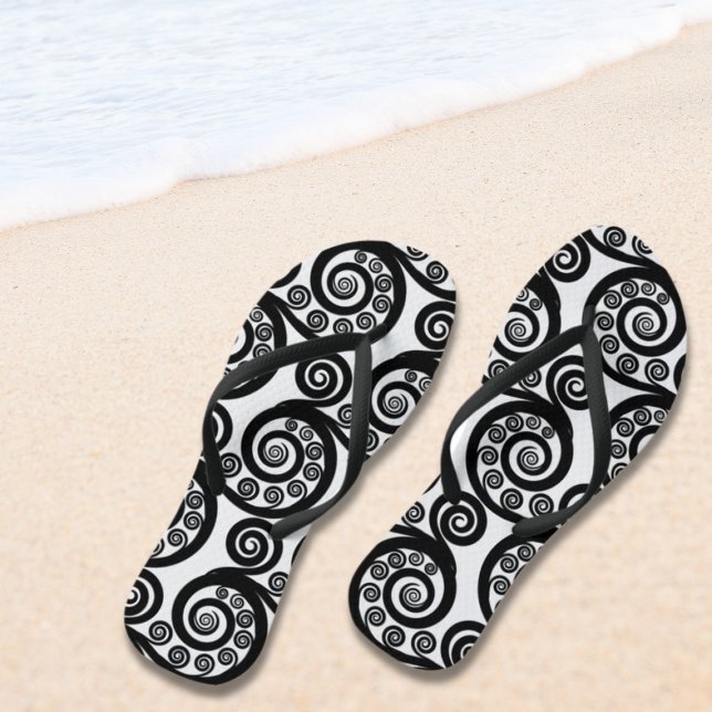 Tongs Tendance Flèches bouclés Noir & Blanc Flip Flops (Trendy Black & White Curly Swirl Flip Flops, Beach Shoes)
