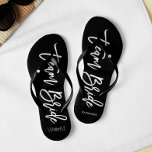 Tongs Typographie de script "Team Bride"<br><div class="desc">Des tongs de fête nuptiale personnalisées avec une typographie stylée et tendance. Customisez avec le monogramme de la mariée et du marié, la date du mariage et le nom de la demoiselle d'honneur pour un design unique ! Vous recherchez une couleur personnalisée ? Pas de problème ! Il vous suffit d'envoyer...</div>