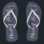 Tongs Une femme de ménage d'honneur Navyor n'importe que<br><div class="desc">Motif de Damas Marine et Blanc - Changez dans N'importe quelle couleur en cliquant sur personnaliser. Et dis tout ce que tu veux. Faites-en un de ces flip flops qui ont VOTRE message sur eux. Parlez de la plage ! Personnalisé avec votre nom ou quelque chose et titre ou votre...</div>