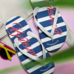 Tongs Une femme d'honneur marine et rose<br><div class="desc">Marine Bleu Blancs et Roses Motif - Changez dans N'importe quelle couleur en cliquant sur personnaliser. Et dis tout ce que tu veux. Faites-en un de ces flip flops qui ont VOTRE message sur eux. Parlez de la plage !</div>
