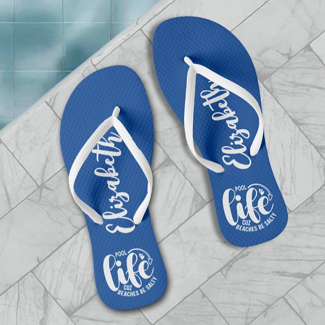 Tongs Vie de piscine bleu (Personalized "Pool life cuz beaches be salty" graphic on blue flip flops for women, men and kids)