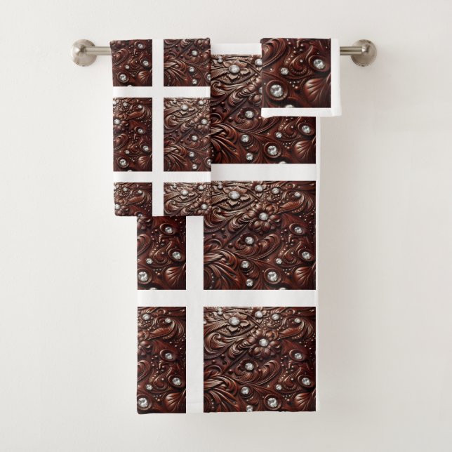 Tooled Faux Leather and Diamond (En situation)