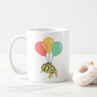 Tortue accrochant sur la tasse de ballons